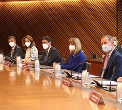 Don Felipe durante el desarro de la reunión con los miembros del Consejo de Gobierno del Banco de España