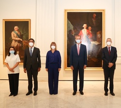 El Rey con los responsables y comisarias de la exposición “2328 reales de vellón. Goya y los orígenes de la Colección Banco de España”