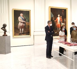 Don Felipe durante la visita a la exposición “2328 reales de vellón. Goya y los orígenes de la Colección Banco de España”