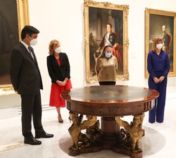 Su Majestad el Rey frente a una de las piezas expuestas