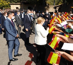 La Canciller de la República Federal de Alemania, Ángel Merkel, recibe el cariño de los vecinos de Cuacos de Yuste