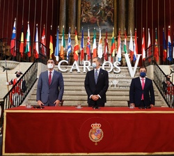 Su Majestad el Rey, el presidente del Gobierno, Pedro Sánchez, y el presidente de la Junta de Extremadura y presidente del Patronato de la Fundación A