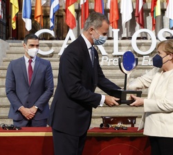 Su Majestad el Rey hace entrega a la Canciller de la República Federal de Alemania, Ángela Merkel, del “Premio Europeo Carlos V”