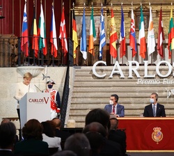 Ángela Merkel, dirige unas palabras de agradecimiento tras recibir el “Premio Europeo Carlos V”