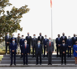 Fotografía de grupo de Su Majestad el Rey con una representación de los participantes en la X edición del Congreso “International Qualilty Touri