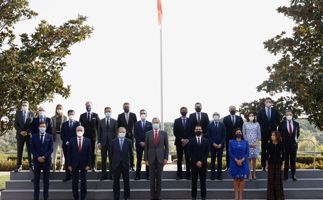 Fotografía de grupo de Su Majestad el Rey con una representación de los participantes en la X edición del Congreso “International Qualilty Tourism For