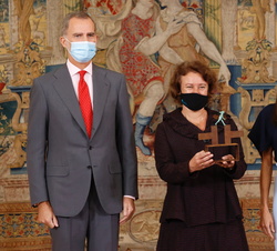 Sus Majestades los Reyes tras la entrega del "Premio Ñ 2021" a Bárbara Fuchs, profesora de español e inglés de la Universidad de California