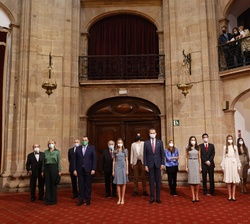 Sus Majestades los Reyes, acompañados por Sus Altezas Reales la Princesa de Asturias y la Infanta Doña Sofía, junto a los galardonados con las “