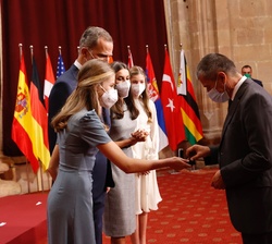 Su Alteza Real la Princesa de Asturias hace entrega de la insignia de la Fundación a Emmanuel Carrère, Premio Princesa de Asturias de las Letras