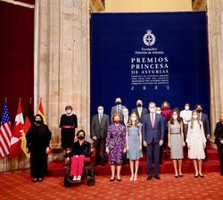 Sus Majestades los Reyes, acompañados por Sus Altezas Reales la Princesa de Asturias y la Infanta Doña Sofía, junto a los galardonados con los Premios