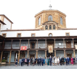 Sus Majestades los Reyes, acompañados por Sus Altezas Reales la Princesa de Asturias y la Infanta Doña Sofía, junto a los ganadores de los Premios Fin de Carrera 2019/2020 de la Universidad de Oviedo
