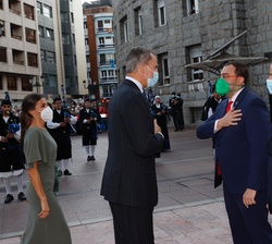 Su Majestad el Rey recibe el saludo del presidente del Principado de Asturias, Adrián Barbón, a su llegada al Auditorio Palacio de Congresos “Príncipe Felipe” de Oviedo