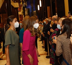 Su Majestad la Reina y Sus Altezas Reales la Princesa de Asturias y la Infanta Doña Sofía conversan con el público a su salida del concierto