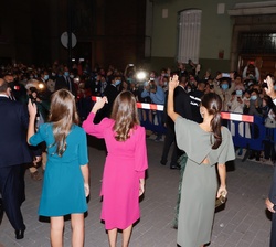 Los Reyes y sus hijas, la Princesa de Asturias y la Infanta Doña Sofía saludan al público a su salida del concierto celebrado en el Auditorio Palacio de Congresos “Príncipe Felipe” de Oviedo 