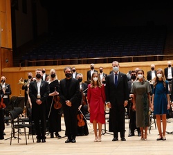 Sus Majestades los Reyes y Sus Altezas Reales la Princesa de Asturias y la Infanta Doña Sofía acompañados de los miembros de la Orquesta Sinfónica del
