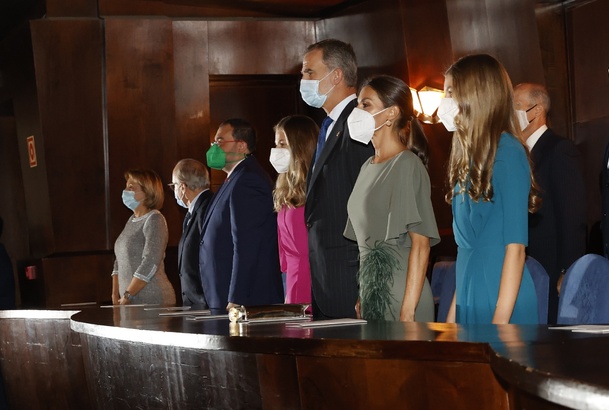 Los Reyes y sus hijas, la Princesa de Asturias y la Infanta Doña Sofía, durante la interpretación del Himno Nacional en el Auditorio Palacio de Congresos “Príncipe Felipe”