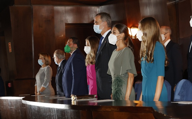 Los Reyes y sus hijas, la Princesa de Asturias y la Infanta Doña Sofía, durante la interpretación del Himno Nacional en el Auditorio Palacio de Congre