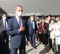 El público congregado a las puertas del Palacio de Congresos de Navarra, saluda a Don Felipe a su salida