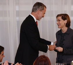 Don Felipe hace entrega a la premiada, Anne Applebaum, el Premio de Periodismo "Francisco Cerecedo"