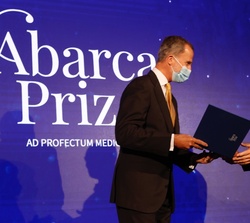 Su Majestad el Rey hace entrega al profesor Jean-Laurent Casanova del Diploma del Premio Internacional de Ciencias Médicas Doctor Juan Abarca