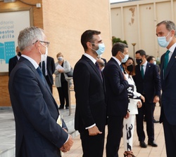 Su Majestad el Rey durante los saludos de bienenida tras su llegada al Auditorio Municipal Maestro Padilla de Almería