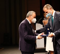 El Rey hace entrega del Premio "Reino de España a la Trayectoria Empresarial" a Francisco Martínez-Cosentino