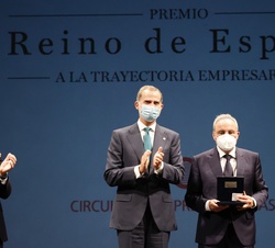 Don Felipe junto a Francisco Martínez-Cosentino tras recoger el premio