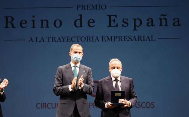 Don Felipe junto a Francisco Martínez-Cosentino tras recoger el premio
