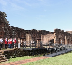 Su Majestad la Reina con la primera dama de la República del Paraguay observan una de las rampas del recinto