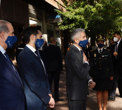 Su Majestad el Rey es recibido a su llegada por el ministro del Interior, Fernando Grande-Marlaska