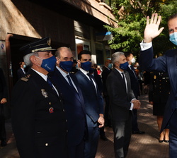 Su Majestad el Rey a su llegada a la sede de la Dirección General de la Policía, saluda a los madrileños que le daban una calurosa bienvenida