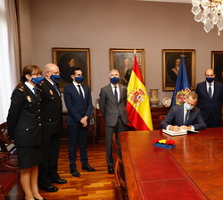 Su Majestad el Rey firma en el Libro de Honor de la Policía Nacional