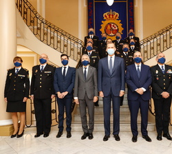Fotografía de grupo de Su Majestad el Rey con los miembros de la Junta de Gobierno de la Policía Nacional