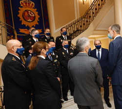 Su Majestad el Rey conversa con los miembros de la Junta de Gobierno de la Policía Nacional