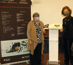 Doña Sofía junto a la galardonada ante el ejemplar de la obra premiada