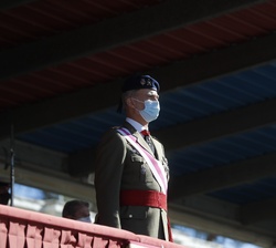 Don Felipe, en la tribuna, preside el acto de solemne Jura de Bandera de los nuevos Guardias Reales