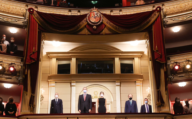 Sus Majestades los Reyes en el Palco Real, durante la interpretación del Himno Nacional