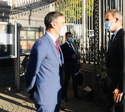 Su Majestad el Rey es recibido a su llegada a Casa América por el presidente del Gobierno, Pedro Sánchez