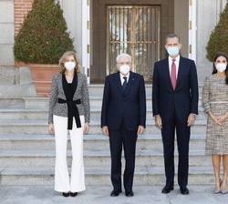 Don Felipe y Doña Letizia acompañados por el Presidente de la República Italiana, Sergio Mattarella, y la señora Laura Mattarella, antes del almuerzo 