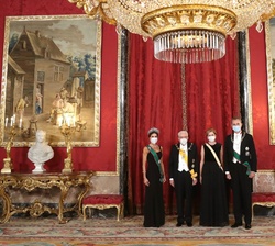 Don Felipe y Doña Letizia acompañados del Presidente de la República Italiana, Sergio Mattarella, y la señora Laura Mattarella, antes de la cena de ga