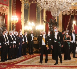 Los Reyes acompañados del Presidente de la República Italiana, y la señora Laura Mattarella, en el Salón del Trono del Palacio Real de Madrid 