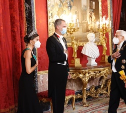 Los Reyes reciben el saludo del Presidente de la República Italiana, y la señora Laura Mattarella, a su llegada al Palacio Real de Madrid  