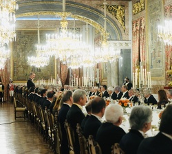 Vista de la mesa de la cena durante la intervención de Su Majestad el Rey