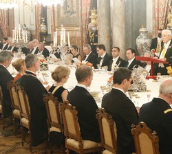 Su Excelencia el Presidente de la República Italiana, Sergio Mattarella, dirige unas palabras durante la cena de gala