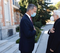 Don Felipe recibe el saludo del Presidente de la República Italiana, Sergio Mattarella, a su llegada al Palacio de La Zarzuela