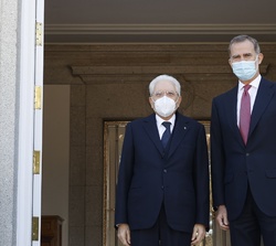 Su Majestad el Rey y el Presidente de la República Italiana, Sergio Mattarella, antes de mantener el encuentro en el Palacio de La Zarzuela