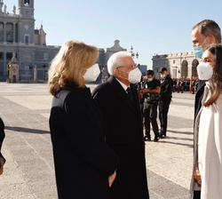 Don Felipe y Doña Letizia conversan con el Presidente de la República Italiana, Sergio Mattarella, y la señora Laura Mattarella, a su llegada al Palac