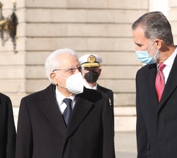 Don Felipe conversa con el Presidente de la República Italiana, Sergio Mattarella, tras ser recibido en el Palacio Real de Madrid