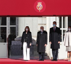 Sus Majestades los Reyes acompañados del Presidente de la República Italiana, Sergio Mattarella, y la señora Laura Mattarella, en la tribuna de honor