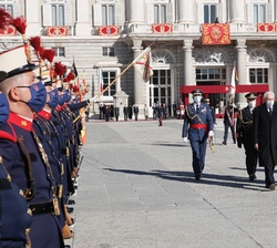 Don Felipe y el Presidente de la República Italiana, Sergio Mattarella, pasan revista al batallón de honores de la Guardia Real 